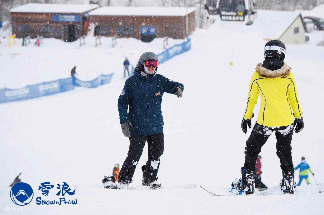 参加滑雪或单板滑雪课程，接受教练的指导，确保你享受有趣且安全的体验